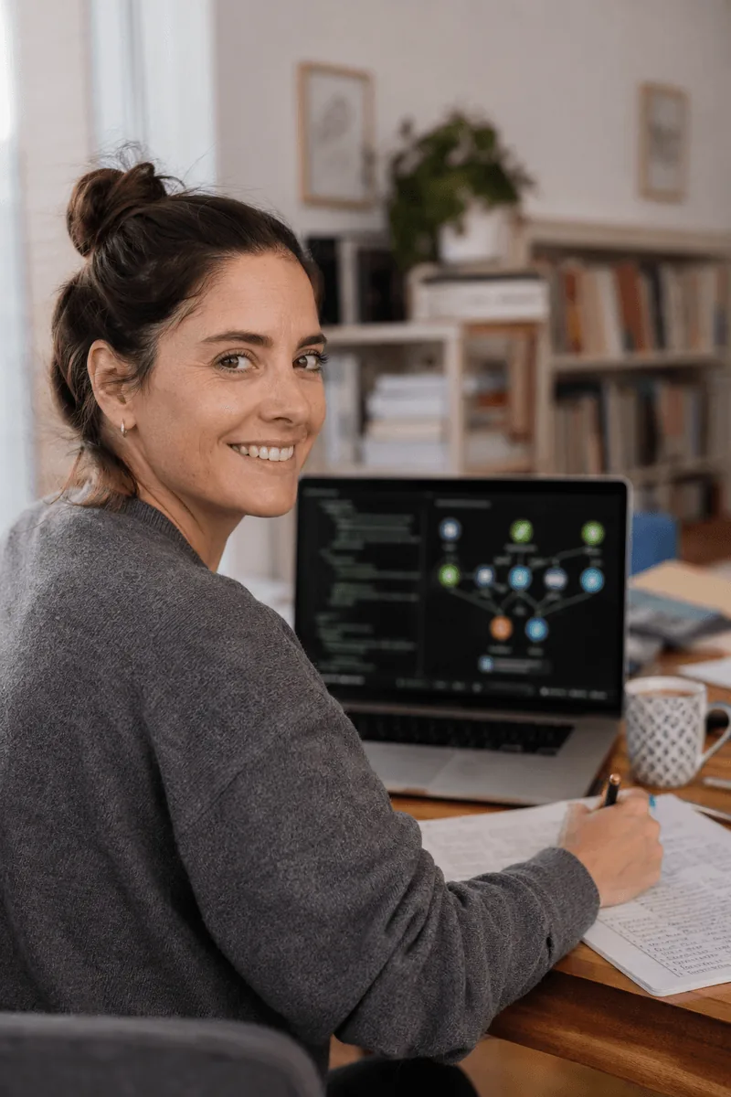 Teilnehmende der AI READY Academy beim gemeinsamen Arbeiten am Laptop