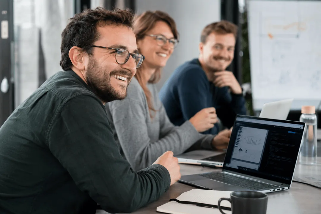 Teilnehmende der Weiterbildung arbeiten gemeinsam im Kurs